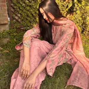 3-piece set includes a short kurta with farshi shalwar and manaar dupatta