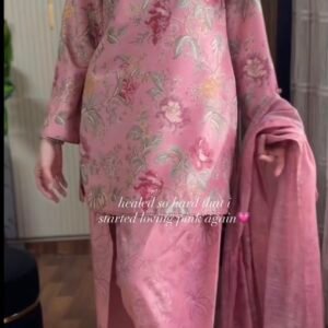 3-piece set includes a short kurta with farshi shalwar and manaar dupatta